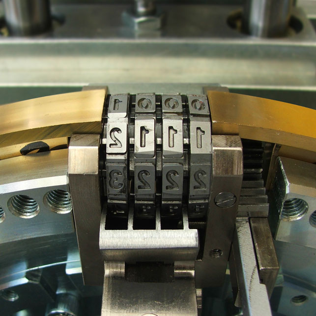 Metric mechanical counter for embossed hot-marking on cables, at the exit of the extrusion head.